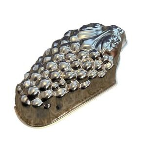 Vintage Grape Copper Colored Jello/Baking Mold/Kitchen Wall Hanging